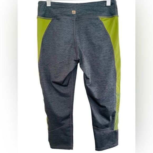 COAR Cotton On Average Range compression Capri leggings size M. - Picture 2 of 7